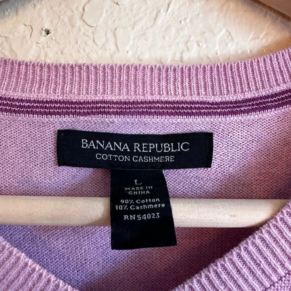 Banana Republic sz Large NWOT cashmere‎ and cotton blend lavender vneck sweater